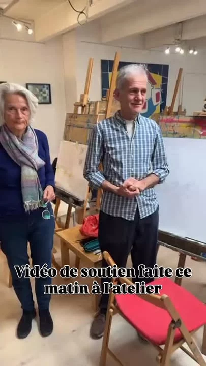 Our assistant Graziella has had a minor accident and is recovering for a few days. We've sent her this video to show our support.  Love and solidarity can put a smile on your face... and your knee 😅#culturepeinture #l'artquarium #inspirationartistique