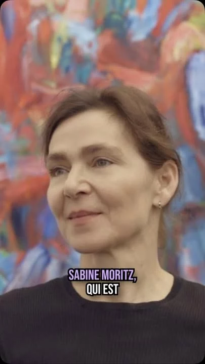 Aujourd’hui, à l’atelier, j’ai montré à une de mes élèves avancées quelque chose d’assez fascinant. 😅
Nous regardions une peinture de Sabine Moritz, la femme de Gerhard Richter.

Au premier regard, cette peinture peut sembler presque anarchique, désordonnée, libre, comme si elle échappait à toute construction.

Et pourtant, lorsqu’on prend le temps de l’observer autrement, on découvre qu’il y a derrière cette apparente liberté des principes de composition très puissants.
On y retrouve notamment des rapports, des tensions, des axes, des zones d’équilibre qui peuvent être mis en relation avec le nombre d’or — ces grands principes que les peintres classiques utilisaient pour organiser leurs tableaux.

Ce qui est passionnant, c’est que ces principes ne disparaissent pas avec la peinture contemporaine. Ils changent de forme. Ils deviennent parfois plus discrets, plus cachés, moins évidents.

Mais ils sont toujours là, dans les grandes œuvres. 

C’est pour cette raison que j’encourage vraiment les peintres à s’intéresser à ces lois de composition.

Non pas pour peindre de manière rigide ou académique, mais au contraire pour mieux comprendre ce qui donne de la force, de la cohérence et de la profondeur à une image.

Aujourd’hui, ces principes sont très peu enseignés. 🫣

Et pourtant, si l’on veut avancer sérieusement dans sa peinture, il devient essentiel d’apprendre à les voir, à les comprendre, puis à les utiliser librement.

Parce qu’une grande peinture n’est jamais seulement une émotion ou un geste spontané.

C’est aussi une construction.
