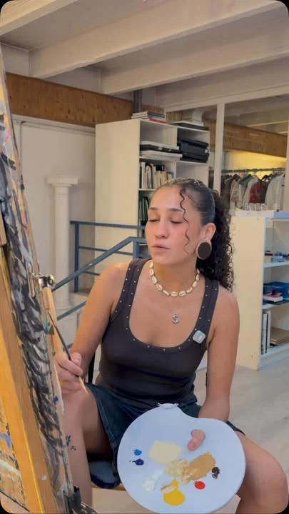 Graciela vient travailler à l’atelier depuis plusieurs années.

Elle a toujours eu beaucoup de sensibilité et de talent, mais depuis qu’elle maîtrise peu à peu les grandes clés du langage pictural, son travail a pris une autre dimension. Ses tableaux sont devenus plus construits, plus cohérents, plus libres aussi.

J’enseigne la peinture à Genève depuis plus de 25 ans et, depuis 2022, également en ligne, avec aujourd’hui plus de 3 300 élèves à travers le monde.

Mon enseignement porte sur des notions essentielles qui sont pourtant très peu transmises :
la composition, l’harmonie des formes, la construction d’un tableau, les rapports de couleurs, la circulation du regard, les contrastes, mais aussi les différentes manières de concevoir la profondeur, de la peinture classique jusqu’à la peinture contemporaine.

Toutes ces notions constituent ce que j’appelle le langage pictural.

Et lorsqu’on commence à le comprendre, on ne peint plus tout à fait de la même manière.

Si vous souhaitez découvrir cet enseignement et progresser dans votre peinture, vous trouverez toutes les informations dans les liens en bio.#culturepeinture #artabstrait #coursdepeinture