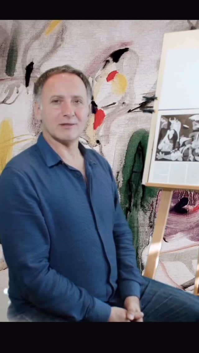 Au-delà de l’effroyable chaos, le génie de Picasso réside dans la structure rythmique qui orchestre son chef-d’œuvre, “Guernica”. La composition est savamment organisée autour d’un grand triangle central dont le sommet est la lampe, projetant une lumière crue qui sculpte les formes et dramatise la scène.

Cette structure pyramidale, tel un fronton de temple antique, met en scène la tragédie. Le regard est guidé par une cadence visuelle précise, voyageant des figures angoissées sur la droite vers la mère éplorée et son enfant à gauche, en passant par le cheval blessé au centre. Les lignes horizontales et verticales se répondent, créant une tension et un équilibre secrets au cœur de la dévastation. C’est cette pulsation, ce rythme visuel savamment orchestré, qui canalise la violence de la scène et confère à “Guernica” sa puissance intemporelle et universelle.

Voulez-vous une analyse complète ? Écrivez Guernica en commentaire.
#Guernica #Picasso #CulturePeinture #AnalyseDeTableau #HistoireDeLArt